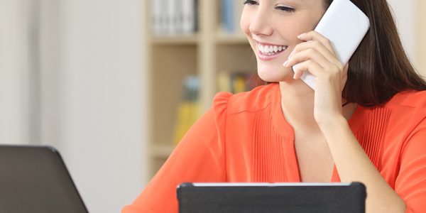 mujer hablando por teléfono